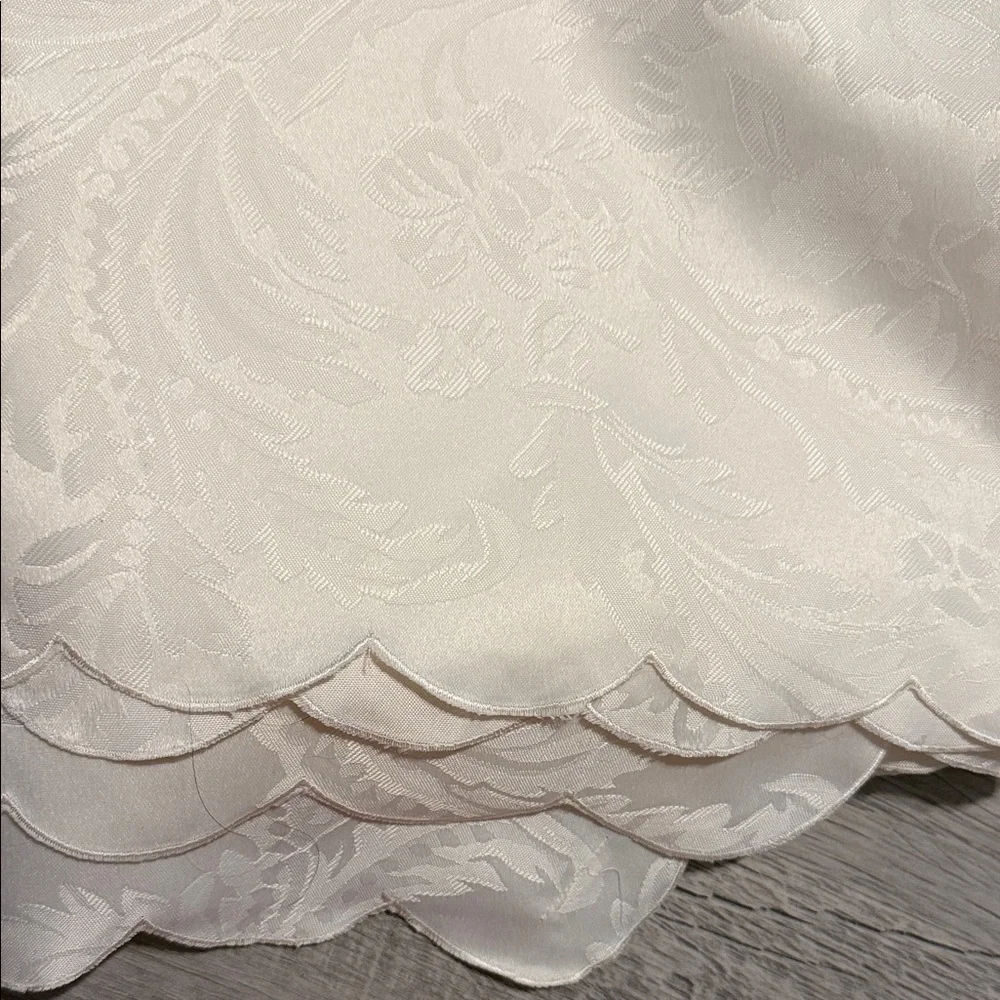 Elegant Scalloped Hem Ivory table linens